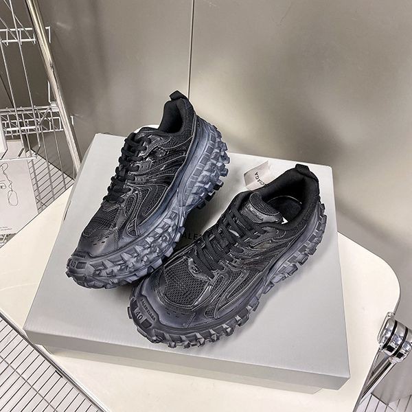 バレンシアガ ディフェンダー スニーカー コピー タイヤトレッド 厚底 ブラック 685613W2RA61000