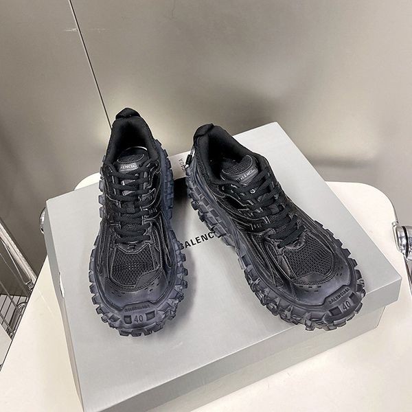 バレンシアガ ディフェンダー スニーカー コピー タイヤトレッド 厚底 ブラック 685613W2RA61000