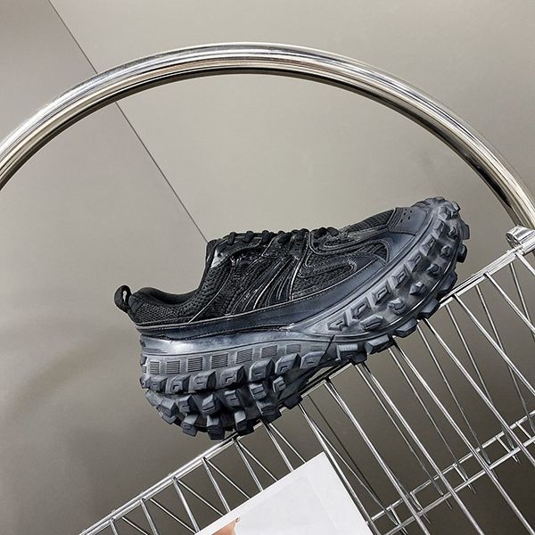 バレンシアガ ディフェンダー スニーカー コピー タイヤトレッド 厚底 ブラック 685613W2RA61000