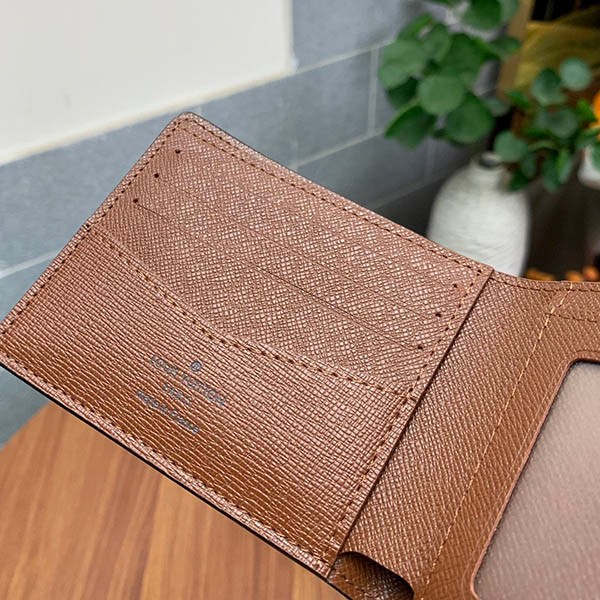 ルイヴィトン 偽物 タイガ モノグラム 二つ折り財布 vuy05596