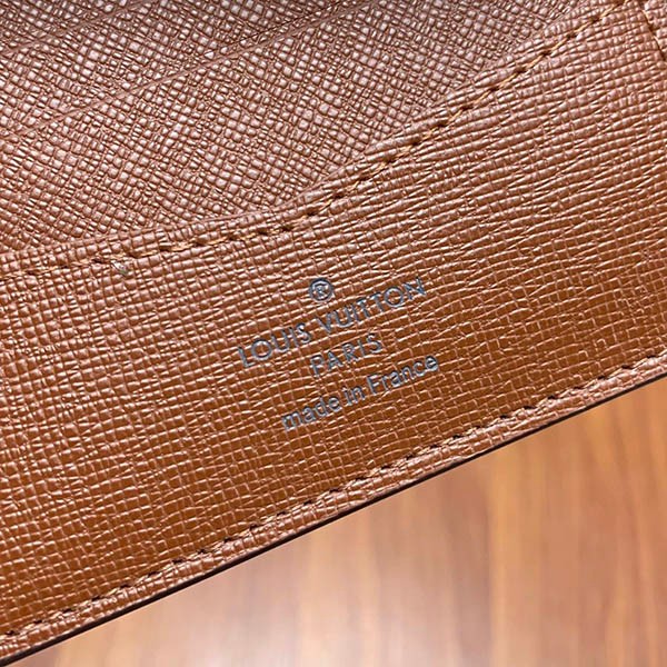 ルイヴィトン 偽物 タイガ モノグラム 二つ折り財布 vuy05596