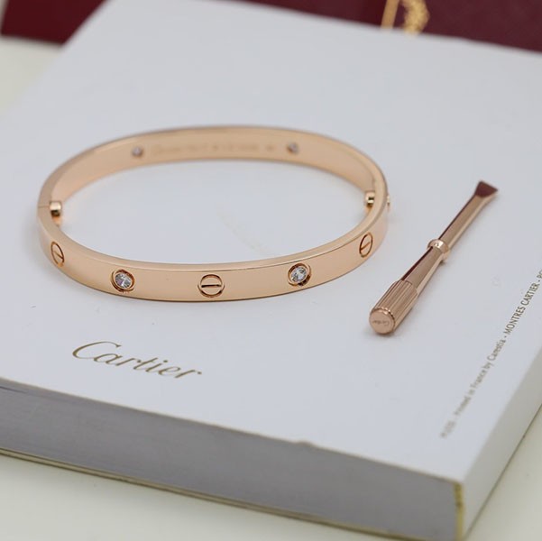 カルティエ LOVEブレスレット 偽物 スモールモデル 6 ダイヤモンド