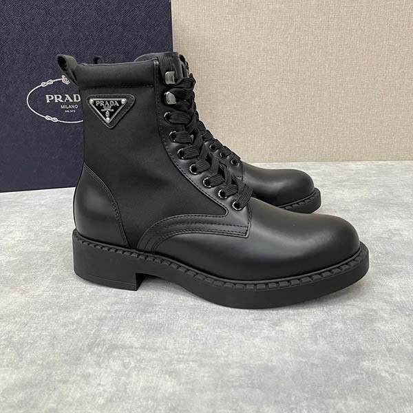 大人気!プラダ ブラッシュドレザー&Re Nylon ブーツ コピー puu28255