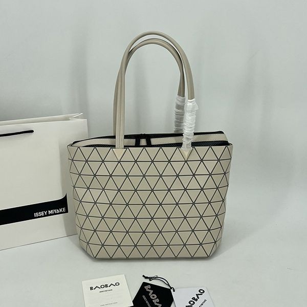 BAOBAO ISSEY 偽物 MIYAKE カルトン メタリック バッグ bao54459