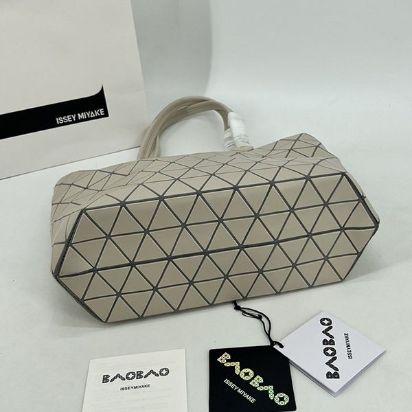 BAOBAO ISSEY 偽物 MIYAKE カルトン メタリック バッグ bao54459