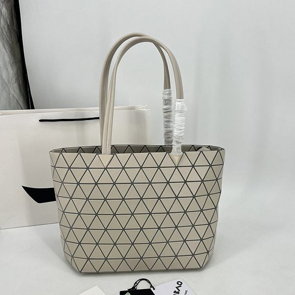 BAOBAO ISSEY 偽物 MIYAKE カルトン メタリック バッグ bao54459