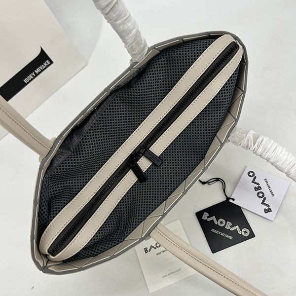 BAOBAO ISSEY 偽物 MIYAKE カルトン メタリック バッグ bao54459