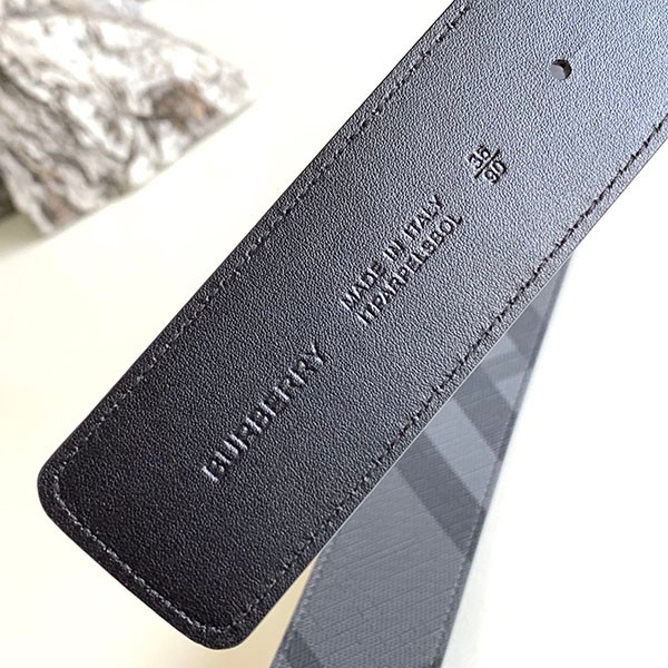 入手困難 バーバリー 偽物 リバーシブル チャコールチェック&レザー TBベルト Bag88100