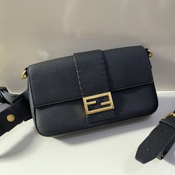 激安価格!フェンディ マイクロ フラット バゲット レザー バッグ 偽物 fed13953