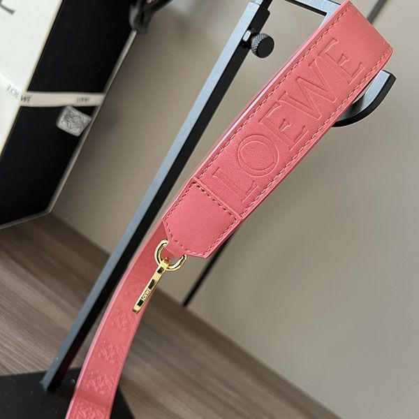 入手困難 ロエベ ストラップ サテンカーフ コピー ロゴ型押し lof15498