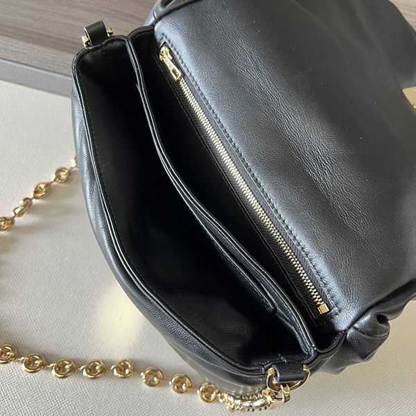超希少!ロエベ Goya Puffe ナッパ ラムスキン 偽物 ショルダーバッグ lok49250