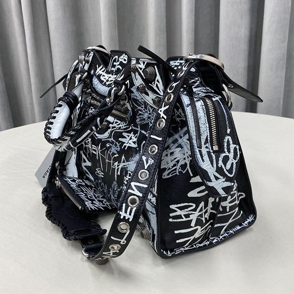 バレンシアガ スーパーコピー ショルダーバッグ ポシェット bak49472