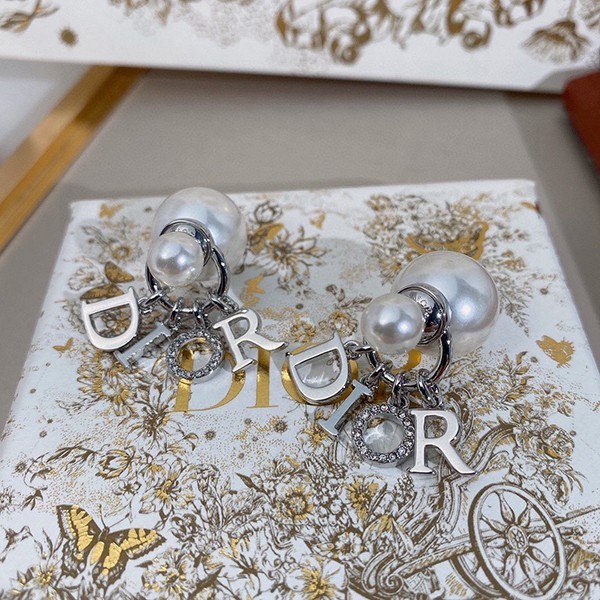 ディオール トライバル ピアス コピー DIOR レターチャーム ホワイト レジンパール シルバートーン E1411TRICY
