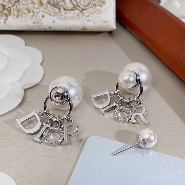 ディオール トライバル ピアス コピー DIOR レターチャーム ホワイト レジンパール シルバートーン E1411TRICY