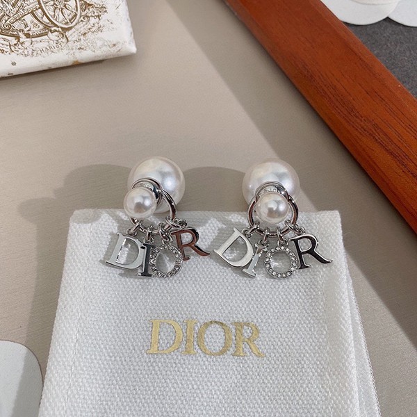ディオール トライバル ピアス コピー DIOR レターチャーム ホワイト レジンパール シルバートーン E1411TRICY