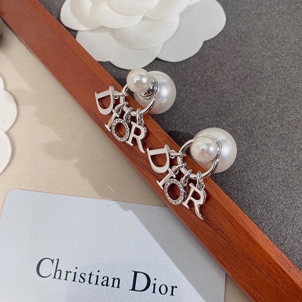 ディオール トライバル ピアス コピー DIOR レターチャーム ホワイト レジンパール シルバートーン E1411TRICY