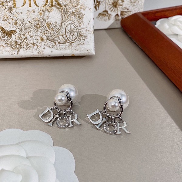 ディオール トライバル ピアス コピー DIOR レターチャーム ホワイト レジンパール シルバートーン E1411TRICY