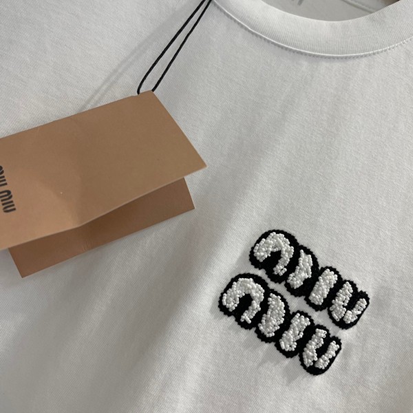 ミュウミュウ ロゴ クリスタル キラキラ Tシャツ 半袖 偽物 myi35470