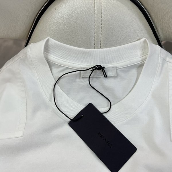 注目度抜群!プラダ ロゴTシャツ 偽物 ポケット付半袖 puw06805