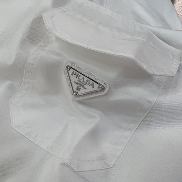 注目度抜群!プラダ ロゴTシャツ 偽物 ポケット付半袖 puw06805