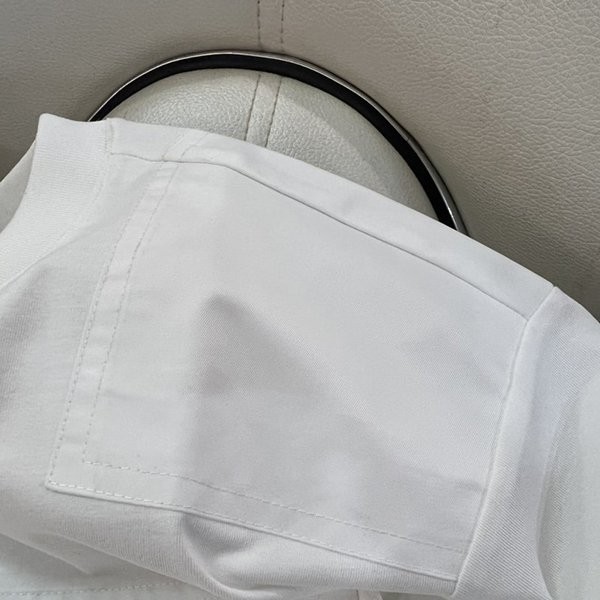 注目度抜群!プラダ ロゴTシャツ 偽物 ポケット付半袖 puw06805