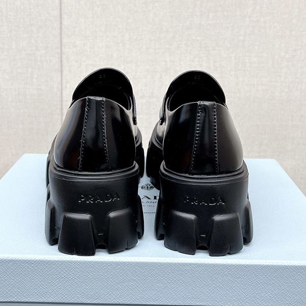 プラダ モノリス 偽物 ブラッシュドレザー ローファー pud94724