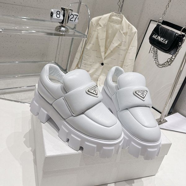 プラダ ソフト パデッドナッパレザー ローファー 偽物 puu80418