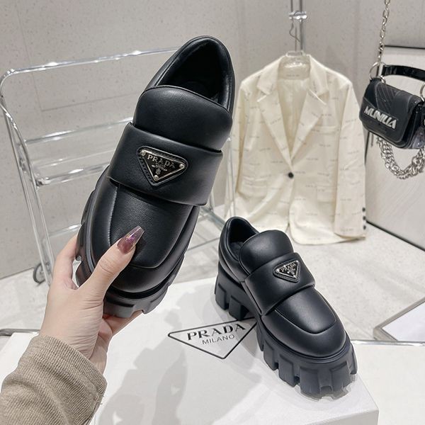 プラダ ソフト パデッドナッパレザー ローファー コピー puo27774