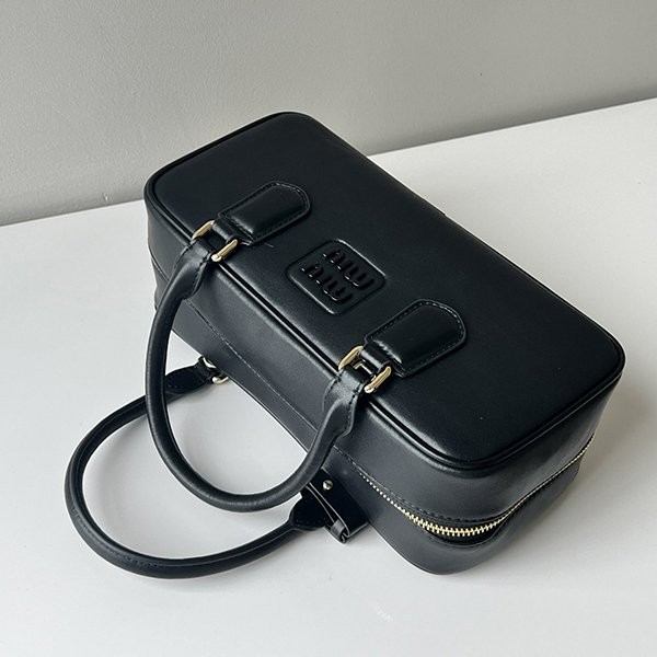 新色登場 ミュウミュウ 偽物 レザートップハンドバッグ myi34144