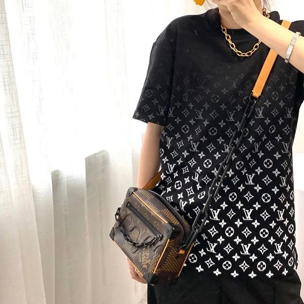 ルイヴィトン 偽物 モノグラムグラデーションTシャツ vuz04721