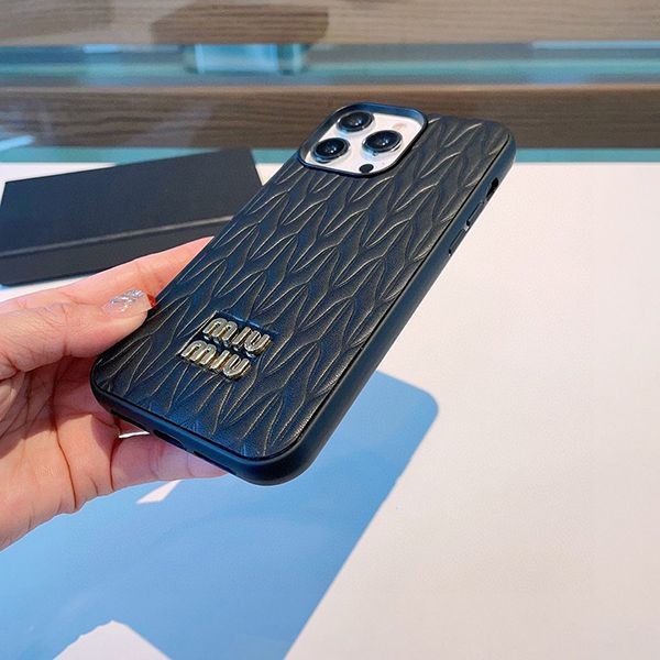ミュウミュウ 偽物 マテラッセレザー iPhone13/14Proケース