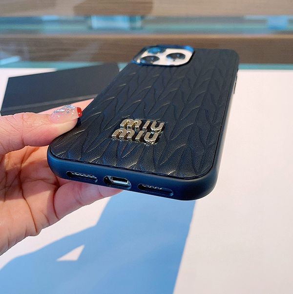 ミュウミュウ 偽物 マテラッセレザー iPhone13/14Proケース