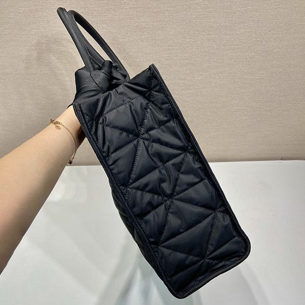 プラダ Re-Nylon トップステッチ トートバッグ 偽物 2VG096 puo67071