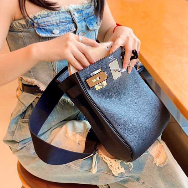 お洒落メンズに☆エルメス Hac a dos ノワール レザーバックパック スーパーコピー ery75864