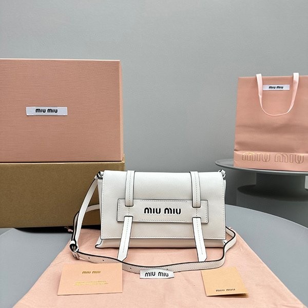 <最新で絶対欲しい>ミュウミュウ ショルダーバッグ 偽物 myr88688