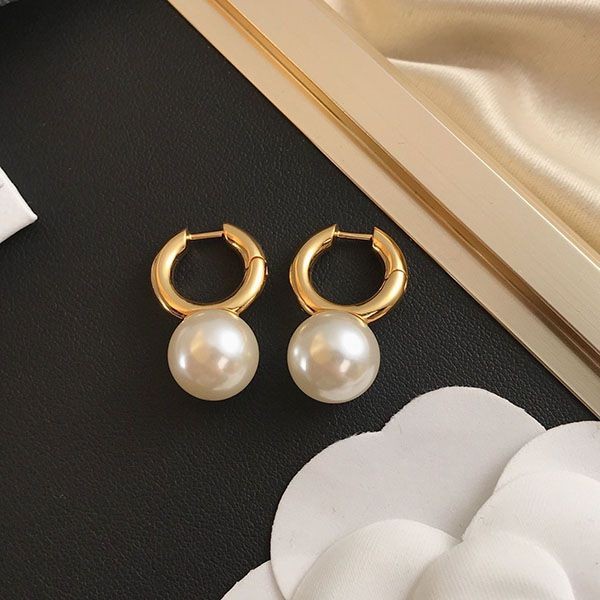 素敵な セリーヌ パールイヤリング スーパーコピー Cek58555