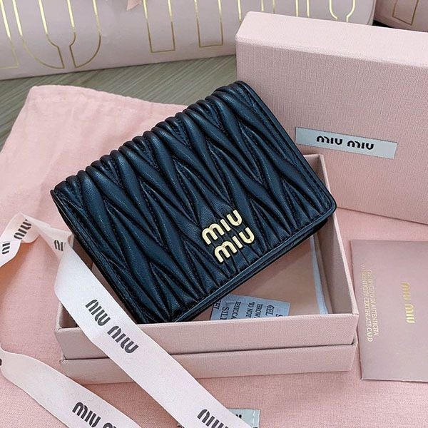 ミュウミュウ マテラッセレザー 偽物 2つ折りWALLET myj16354