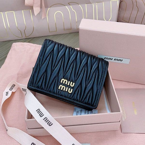 ミュウミュウ マテラッセレザー 偽物 2つ折りWALLET myj16354