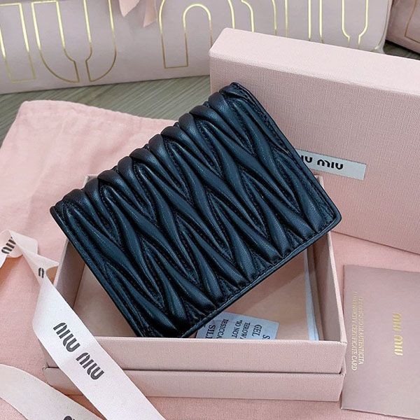 ミュウミュウ マテラッセレザー 偽物 2つ折りWALLET myj16354