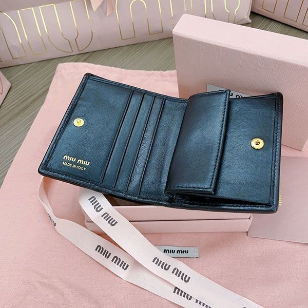 ミュウミュウ マテラッセレザー 偽物 2つ折りWALLET myj16354