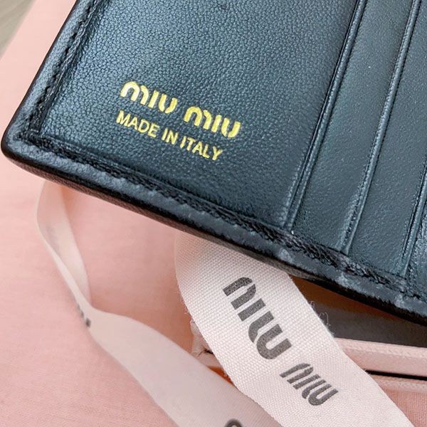 ミュウミュウ マテラッセレザー 偽物 2つ折りWALLET myj16354