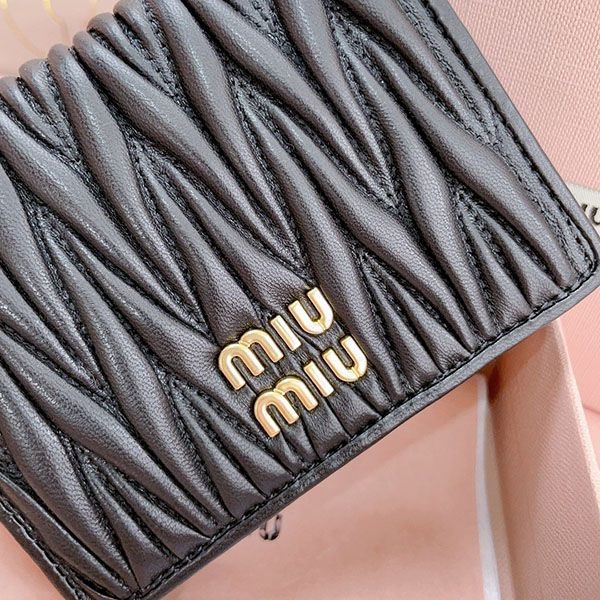ミュウミュウ マテラッセレザー 偽物 2つ折りWALLET myj16354