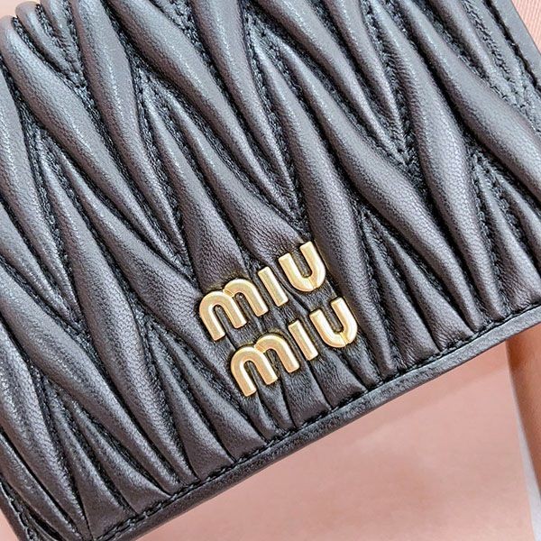 ミュウミュウ マテラッセレザー 偽物 2つ折りWALLET myj16354