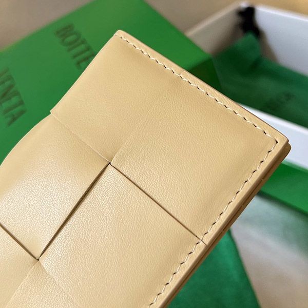 ★日本!!人気!ボッテガヴェネタ 二つ折り財布 コピー マキシイントレ bop15679