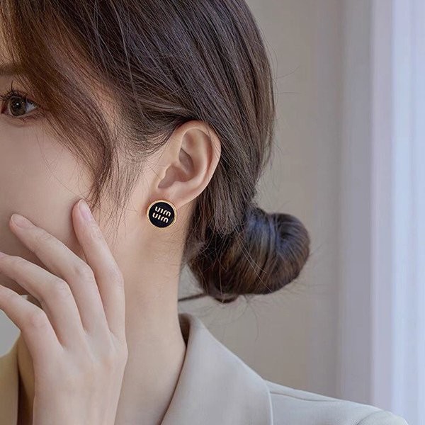 注目度NO.1 ミュウミュウ ロゴ ピアス スーパーコピー myz05640