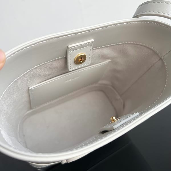★安心セリーヌ Cuir トリオンフ スモール バケットバッグ 偽物 Cev41600