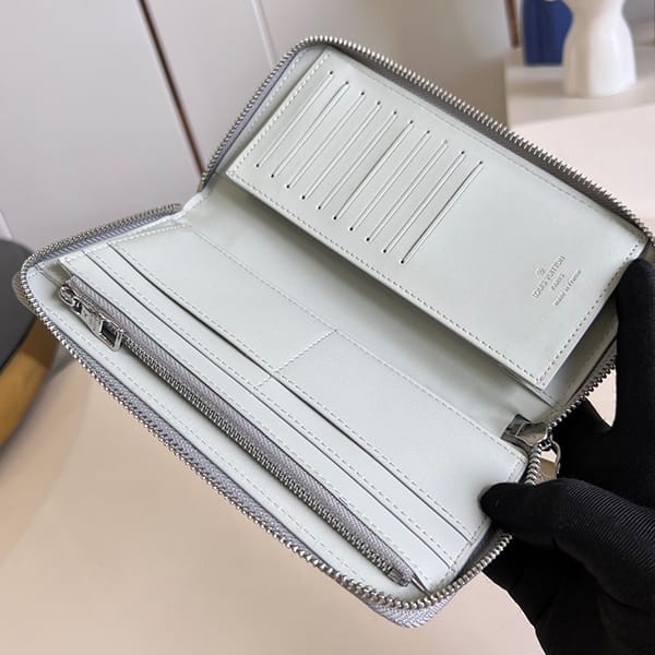 ルイヴィトン ジッピーウォレット 偽物 ヴェルティカル M82597