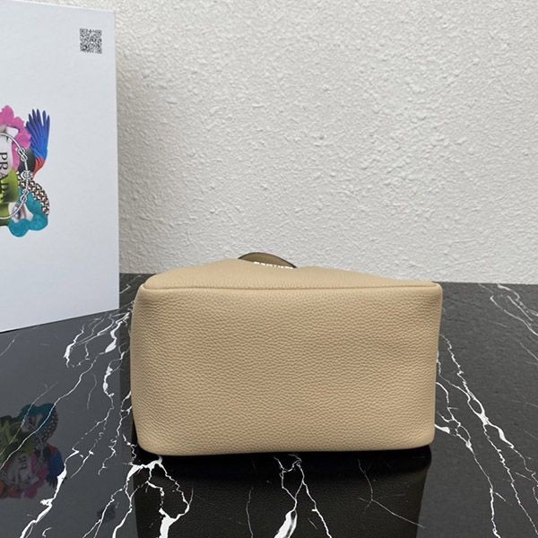 プラダ ミディアム レザートート コピー トライアングルロゴ 3層 1BG382