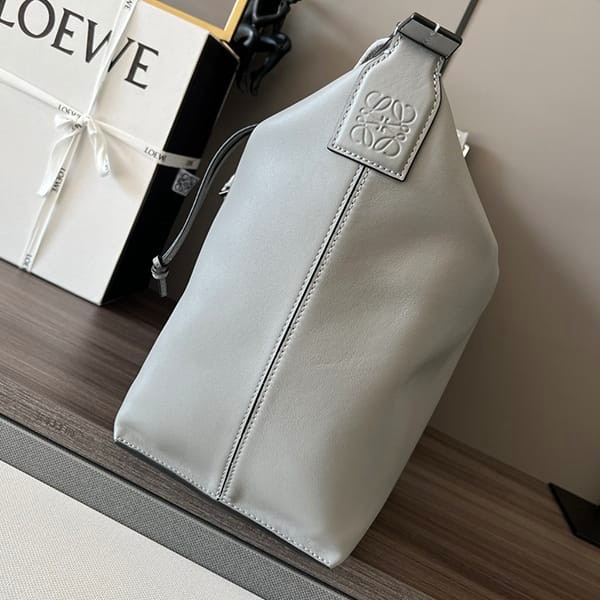 ★日本!!人気!ロエベ ショルダーバッグ 偽物 キュービィ クロスボディバッグ loo54218