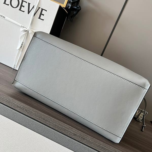 ★日本!!人気!ロエベ ショルダーバッグ 偽物 キュービィ クロスボディバッグ loo54218